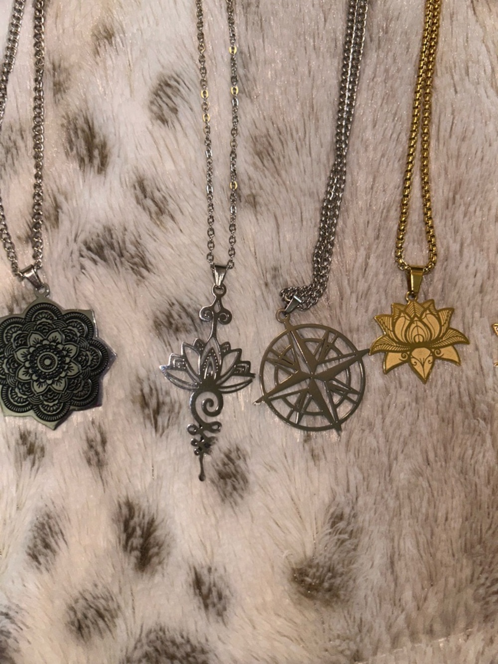 Lot of necklaces. Stainless steel and silver and gold tone